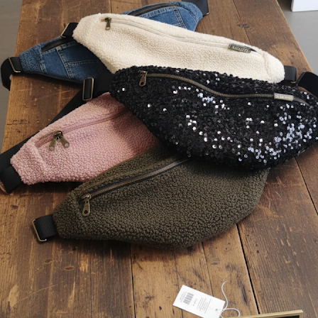 plusieurs sacs bananes lilyboo faites main de diferentes couleurs posés sur une table