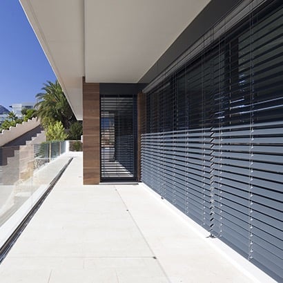 Deux fenêtres aluminium avec deux brise-soleil orientables noirs installés sur façade moderne par LB