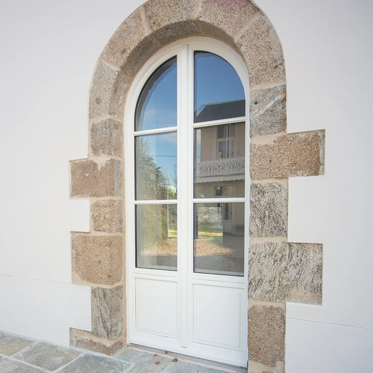 Porte fenêtre bois gamme kali'ciel sur mesure cintrée avec tableau en pierres belle rénovation