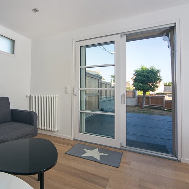 Châssis coulissant 2 vantaux bois ouvert sur terrasse - menuiserie sur mesure haut de gamme