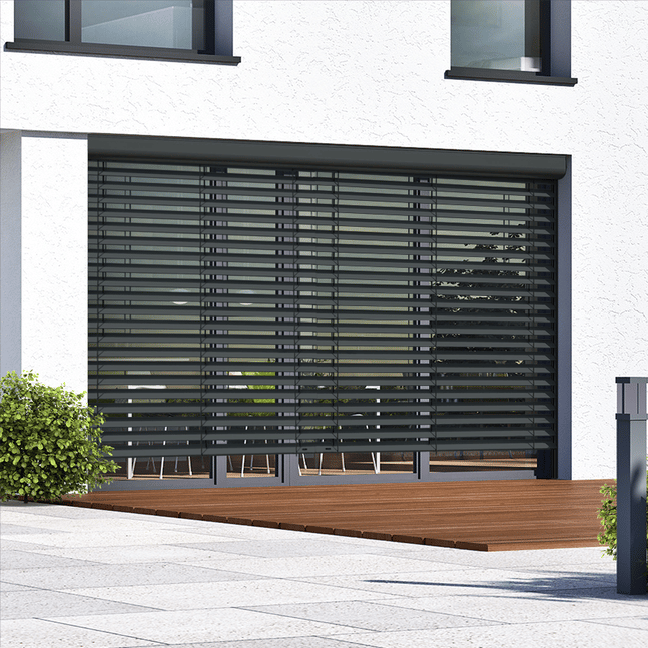 Fenêtre aluminium avec brise-soleil orientable installé sur maison contemporaine par LB Menuiserie