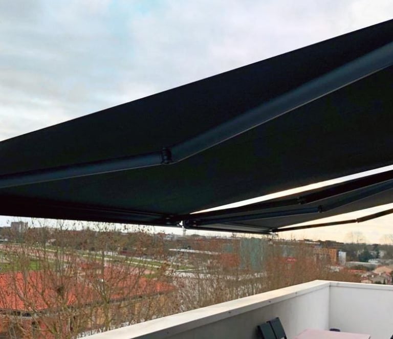 Store coffre ouvert sur terrasse avec vue panoramique protection solaire élégante LB menuiserie Tlse
