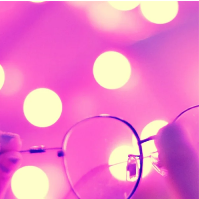Lunettes sur fond rose et lumineux symbolisant un nouveau regard