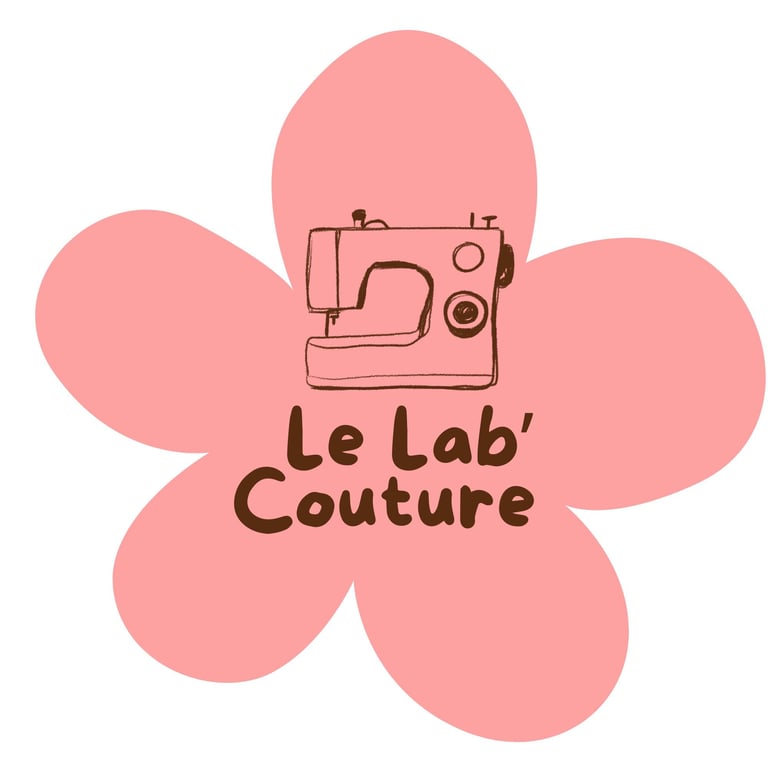 Logo Le Lab Couture une grosse fleur rose et une machine à coudre