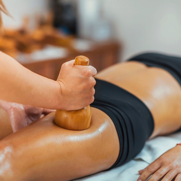 Tratamiento de recuperación postoperatoria con técnicas de drenaje linfático y masaje terapéutico.