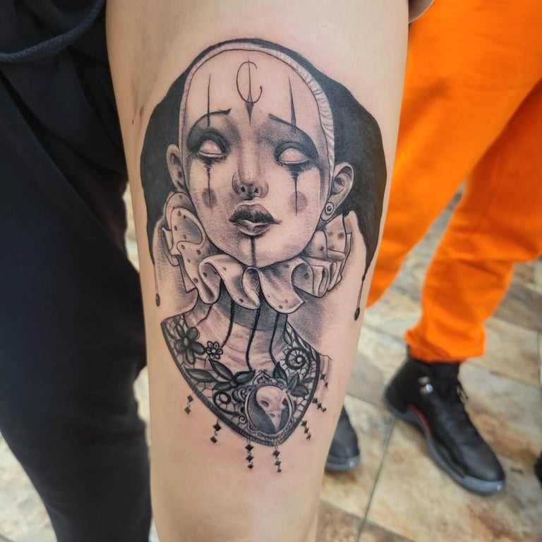 Tatuaje profesional detallado de una mujer estilo arlequin Detroit Aztec Tatto Leon Guanajuato