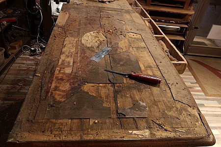 Plateau de meuble ancien au placage abîmé, avant restauration