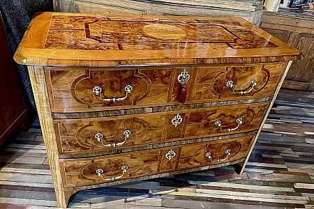 Commode ancienne en marqueterie de loupe, restaurée et revernie