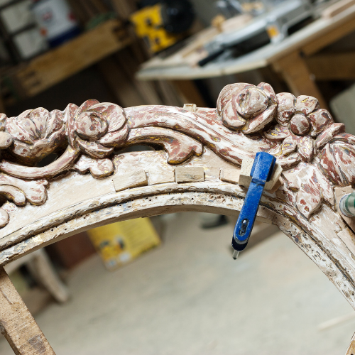 Assemblage à tenon et mortaise en cours de réalisation