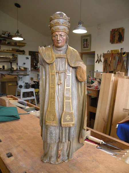 Statue religieuse en bois polychrome et doré avant restauration, à l'atelier