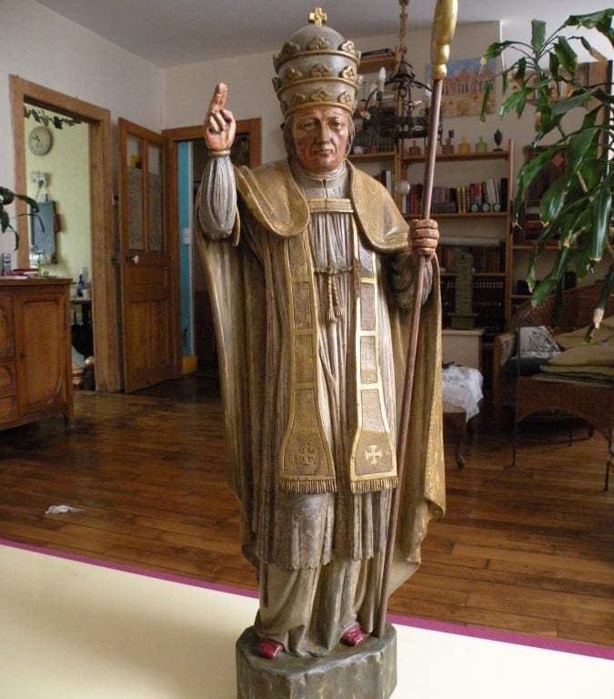 La même statue après restauration : polychromie et dorures ravivées