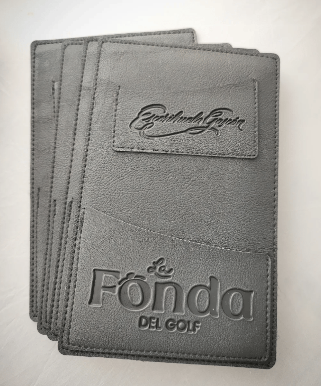 portacuentas de similcuero color negro grabado con logotipos