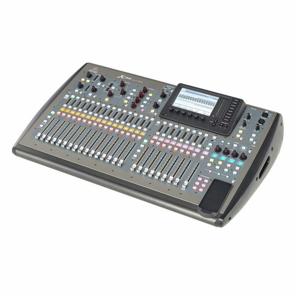 Mesa de mezclas digital Behringer X32 de 32 canales en vista perspectiva