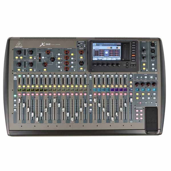 Vista superior de la mesa de mezclas digital Behringer X32 con pantalla y faders motorizados