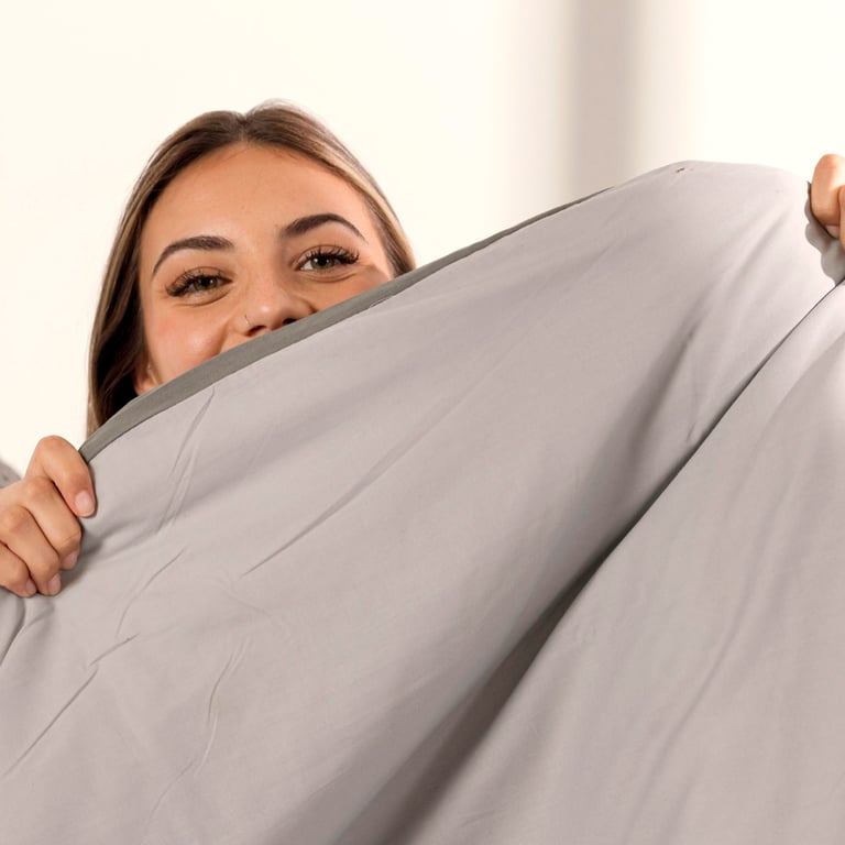 Femme avec une housse de couette