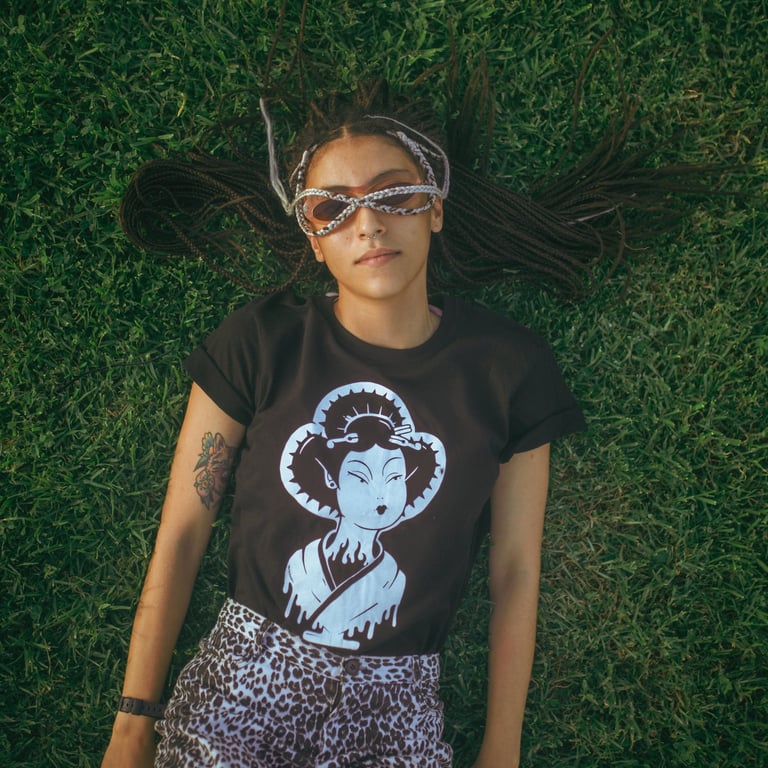 Sparrow flies black t-shirt with melting geisha design