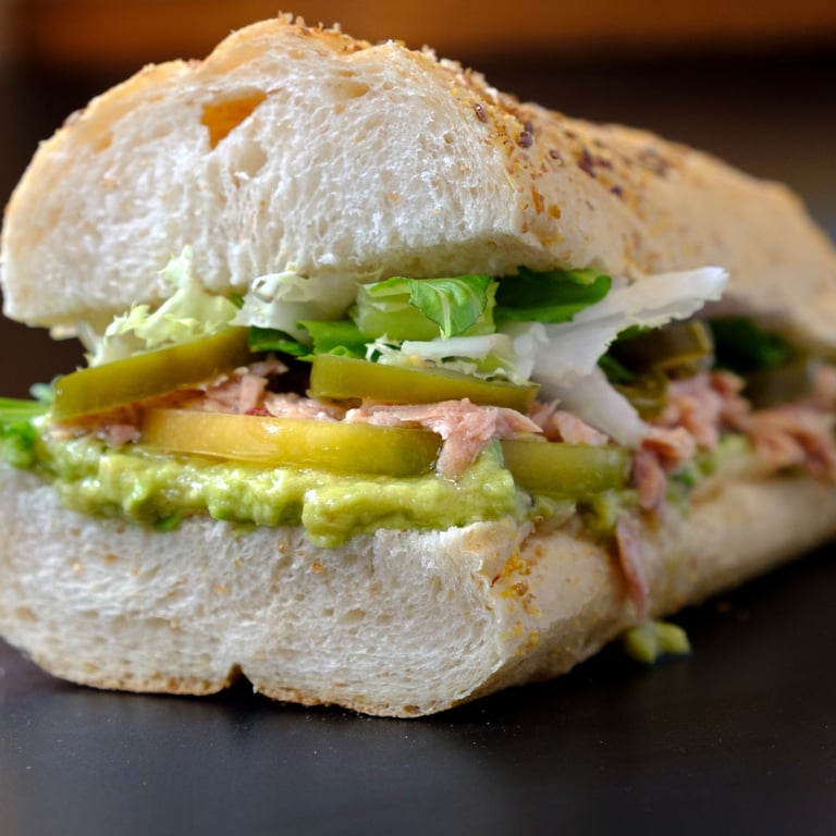 panino guacamole tonno e pomodoro