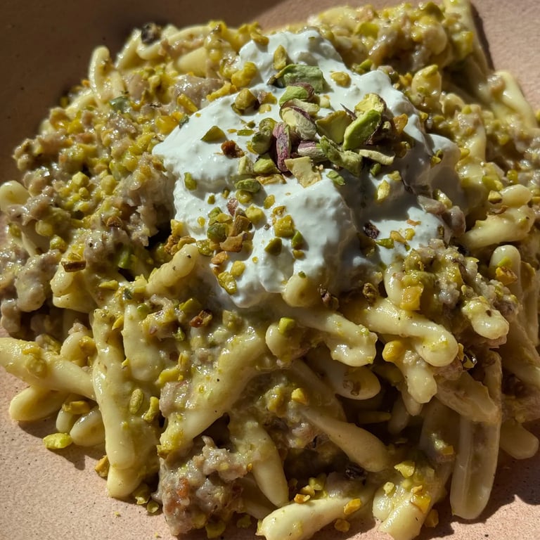 Pâtes maison aux éclats de pistaches et sauce crémeuse - Histoire Sans Faim, restaurant italien à Lausanne