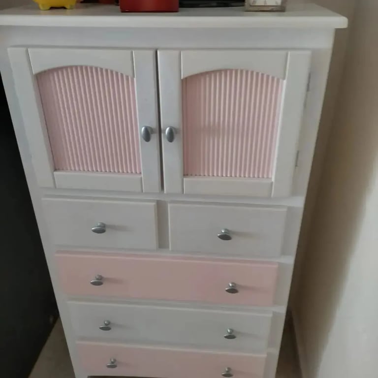 mueble comoda de color blanco y rosa