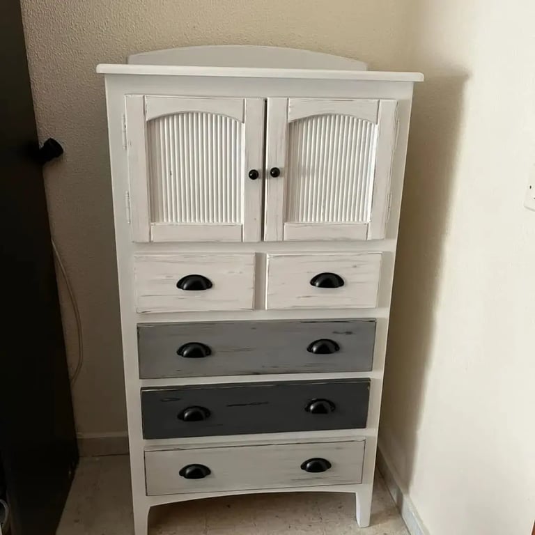 mueble comoda restaurado con decapado de color blanco y gris