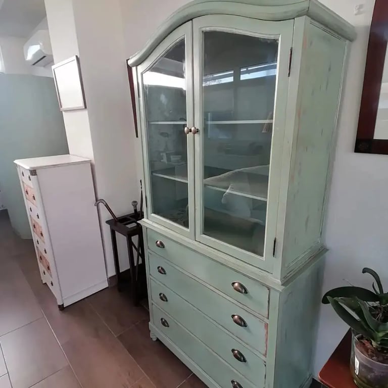 mueble vitrina de madera restaurado con decapado de color verde agua