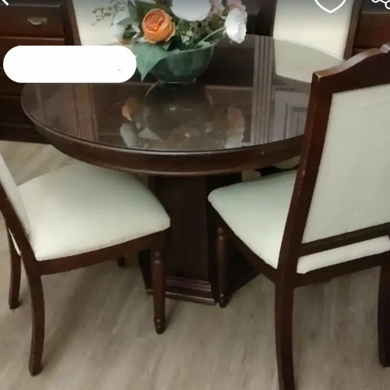 dos sillas y una mesa de comedor de madera