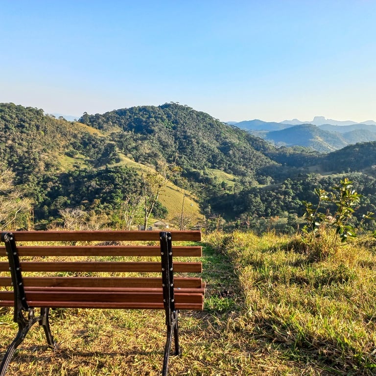 Banco no alto do morro com vista para a pedra do Baú na Serra da Mantiqueira