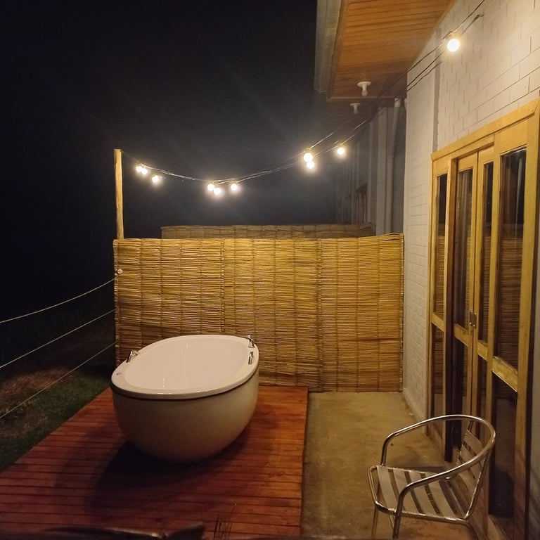 Noite com banheira de imersão ao ar livre com iluminação 