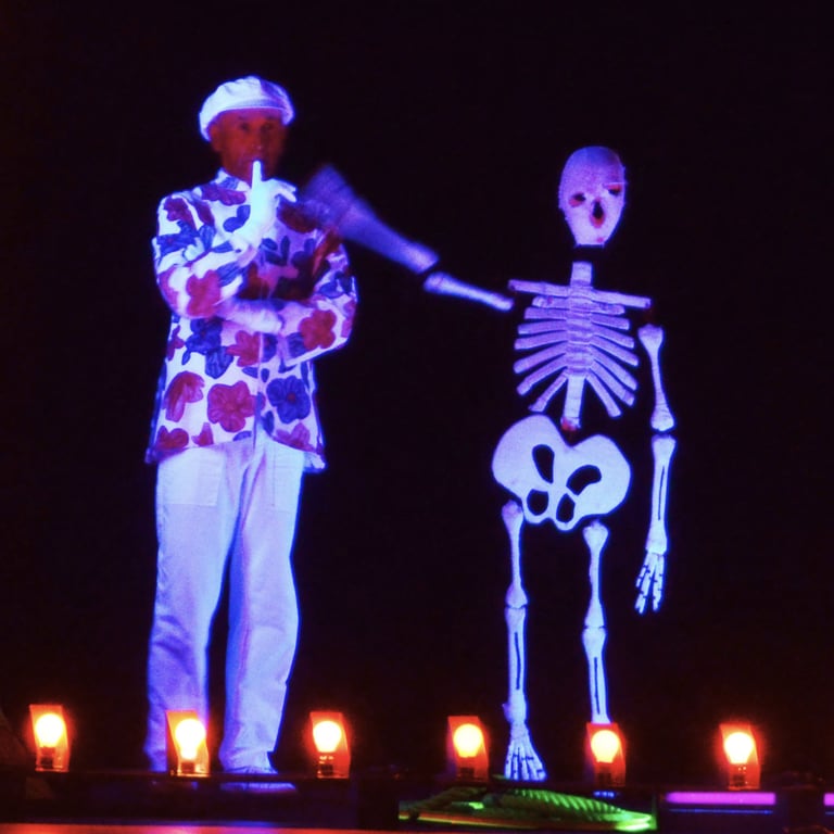 theatre-noir-les-personnages-apparaissent