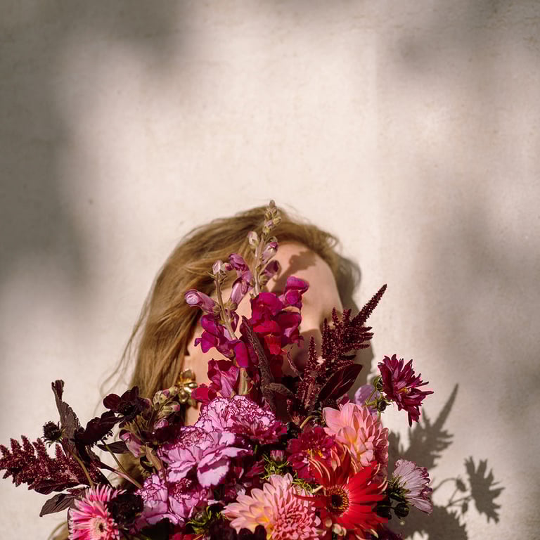 portrait artistique avec des fleurs de Motoutcourt