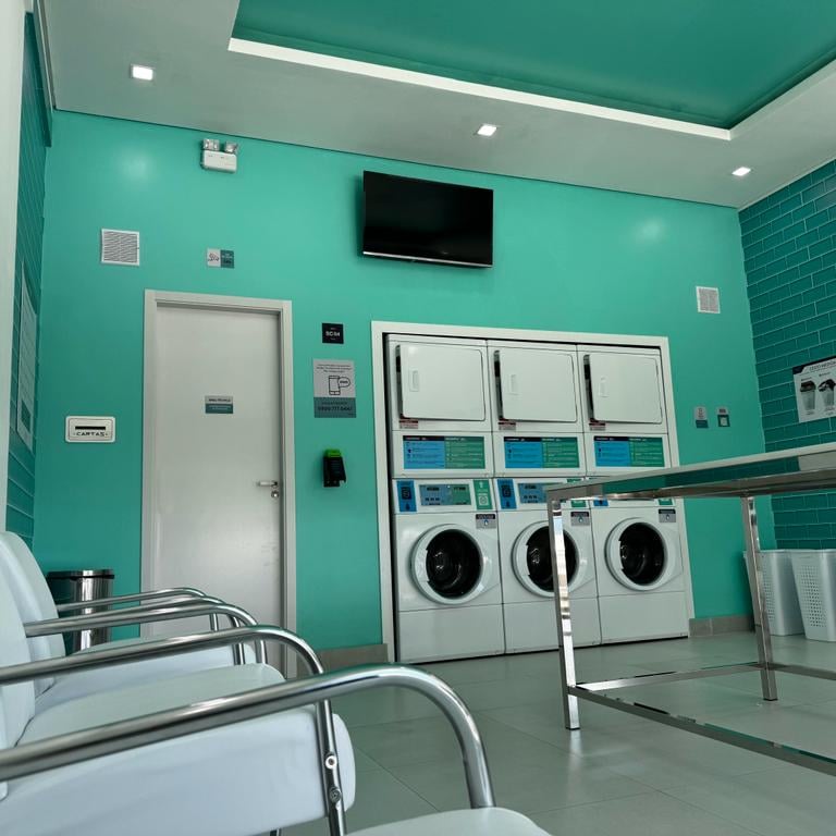 Ambiente aconchegante, com poltronas confortáveis, Wi-Fi grátis, TV com Netflix e Ar condicionado