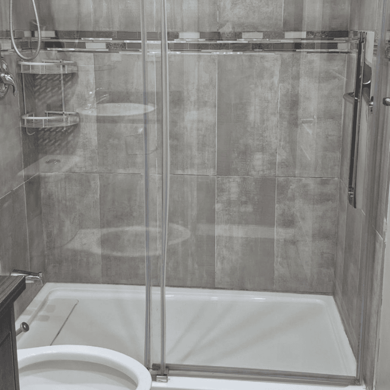 Move-out bathroom cleaning for final inspection in Durham Region