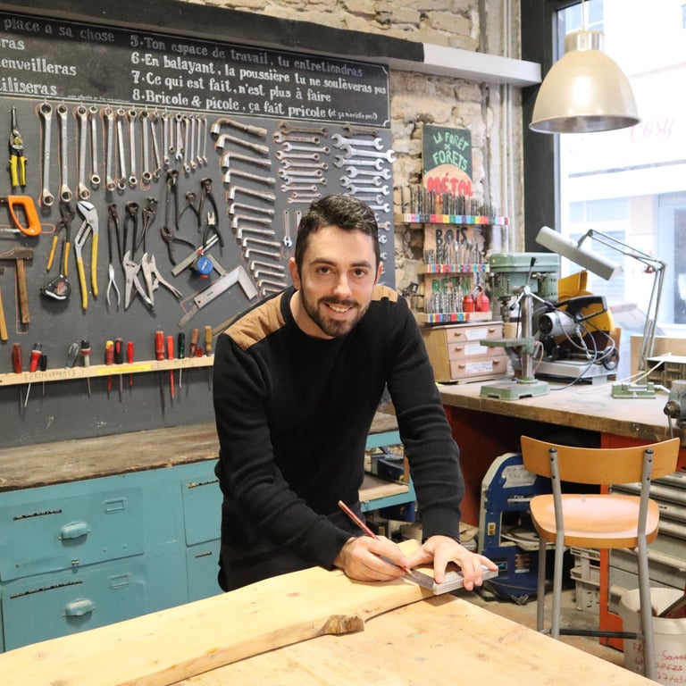 tracage des pièces de bois dans l'atelier de charpente