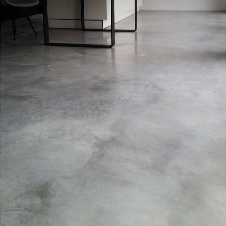 béton ciré gris, sol moderne, finition mate, effet nuagé, revêtement décoratif
