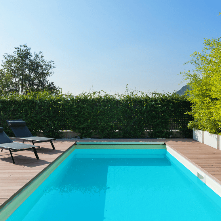 Piscines sans permis – piscine extérieur dans un jardin du Var
