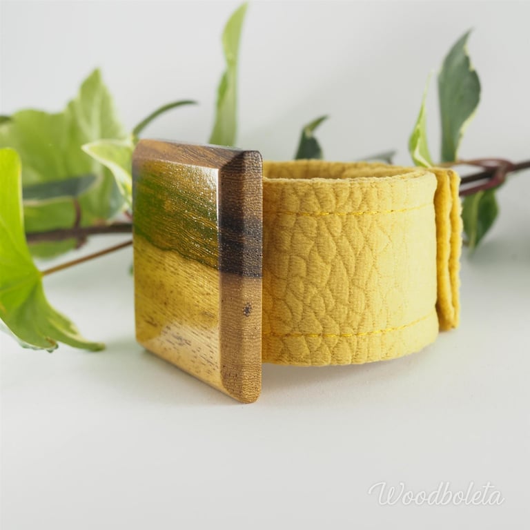 Bracelet with fabric strap and senna wood decoration