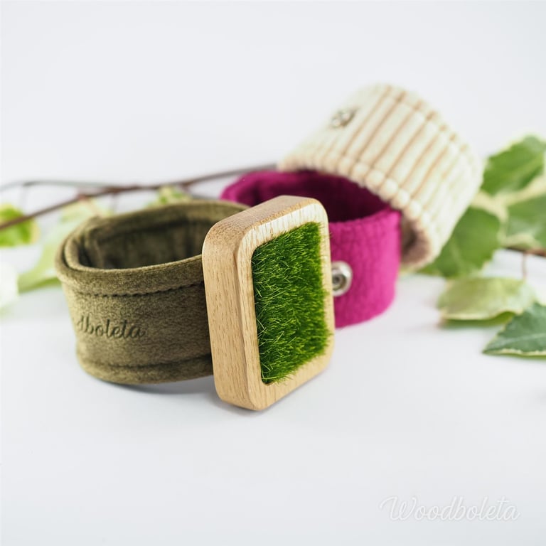 Bracelet with 3 fabric straps and decoration made from wood and artificial grass