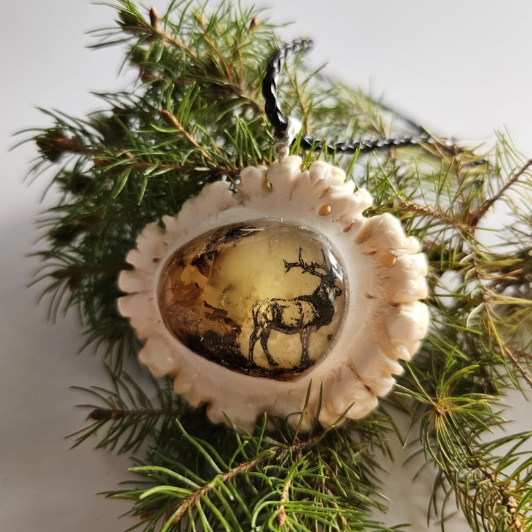 Pakabukas iš gintaro ir elnio rago