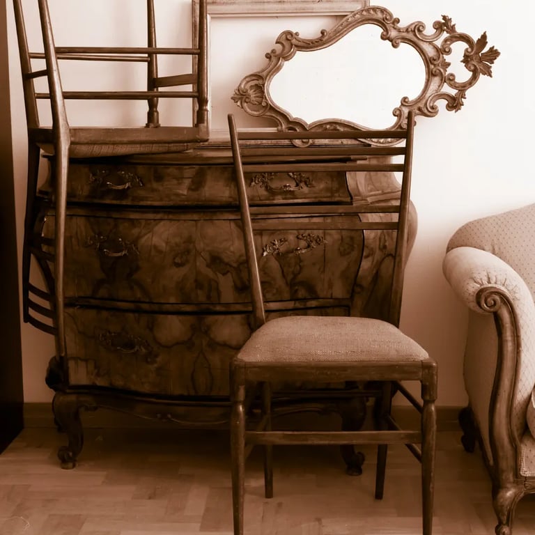 vide grenier à Fontenay Sous Bois du mobilier ancien chiné : une commode style Louis XV, des chaises en bois, miroir vintage