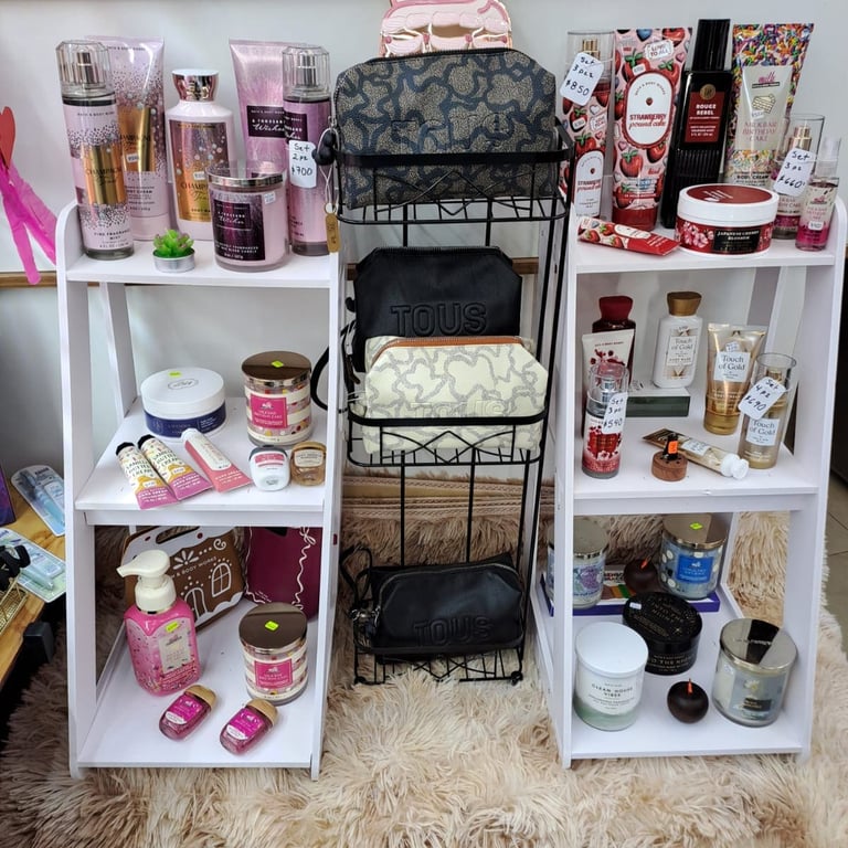 estantes con lociones corporales, cremas, carteras