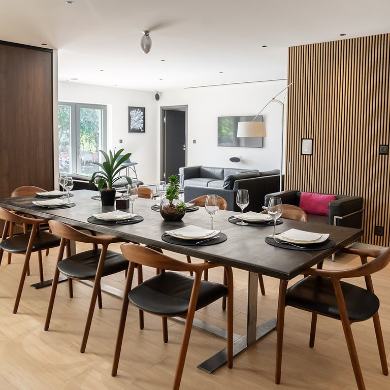 sejour avec table dréssée dasn maison moderne