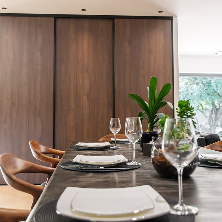 table dréssée dans maison moderne 