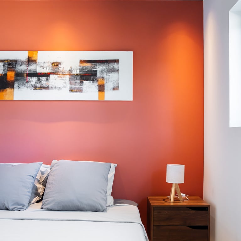 chambre terracotta avec plafond noir