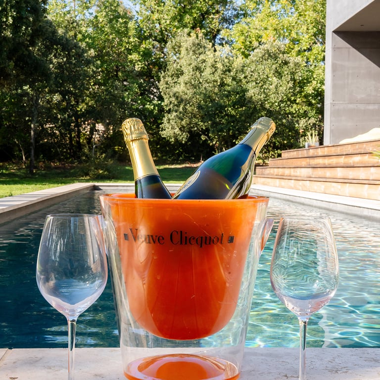 champagne au bord de la piscine 