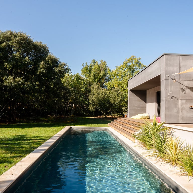 piscine avec maison moderne