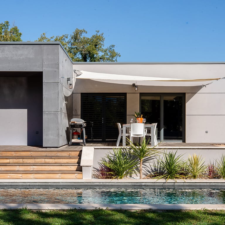 maison moderne toit plat et terrasse piscine