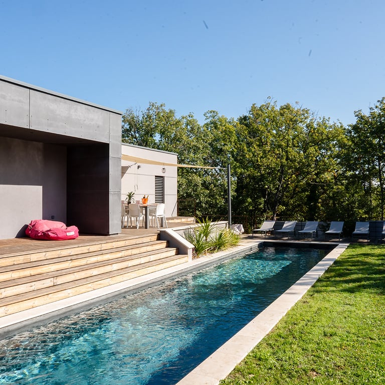 maison moderne toit plat avec piscine
