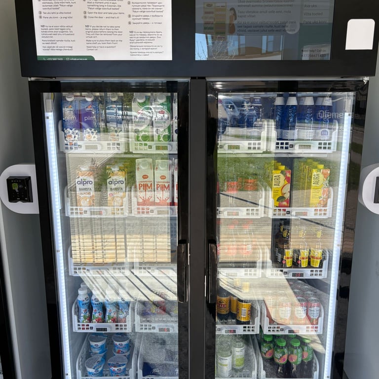 mart fridge ledusskapji ar dzērieniem un uzkodām