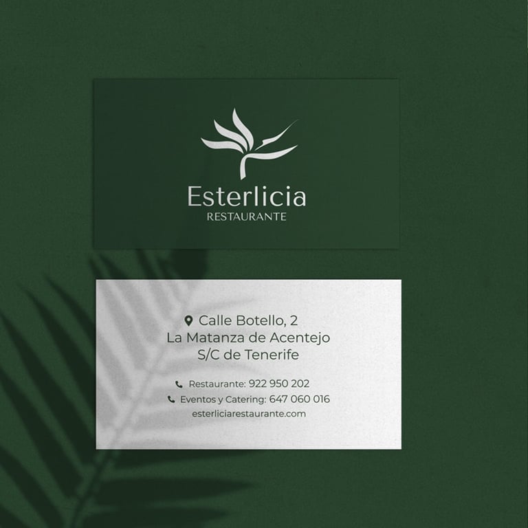 Tarjetas de presentación frente y dorso sobre fondo verde texturizado