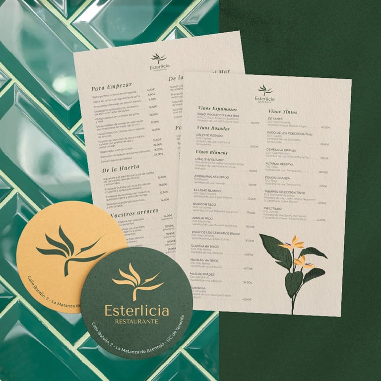 Cartas de comida y posavasos sobre fondo de cerámicos verdes